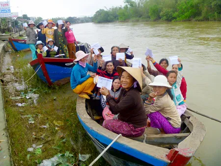 Tình người trong tâm lũ ảnh 3 Tình người trong tâm lũ ảnh 3
