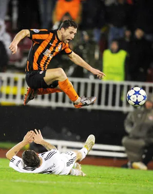 Cú đi bóng dũng mãnh của hậu vệ Shakhtar Razvan Rat. Cú đi bóng dũng mãnh của hậu vệ Shakhtar Razvan Rat.
