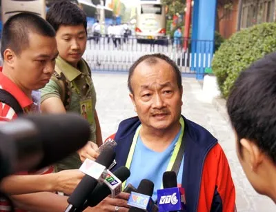 Hlv Lê Công trả lời phỏng vấn báo chí. Ảnh: T. Th Hlv Lê Công trả lời phỏng vấn báo chí. Ảnh: T. Th