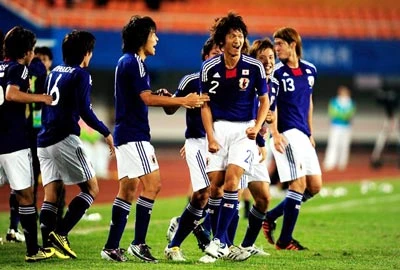 Yuki Saneto (2) chung vui cùng đồng đội sau bàn thắng vào lưới UAE. Yuki Saneto (2) chung vui cùng đồng đội sau bàn thắng vào lưới UAE.