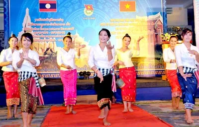 Sinh viên Lào trong tiết mục múa giao lưu. Ảnh: VIỆT DŨNG Sinh viên Lào trong tiết mục múa giao lưu. Ảnh: VIỆT DŨNG