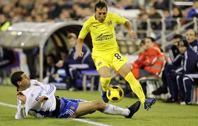Pha tranh bóng giữa các cầu thủ Zaragoza và Villarreal Pha tranh bóng giữa các cầu thủ Zaragoza và Villarreal