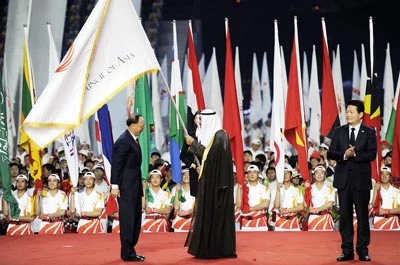 Chủ tịch OCA Ahmad al-Fahad al-Sabah trao lá cờ Asian Games truyền thống cho Thị trưởng thành phố Incheon (Hàn Quốc) Song Yuong Gil - địa điểm sẽ tổ chức kỳ Asian Games 17 Chủ tịch OCA Ahmad al-Fahad al-Sabah trao lá cờ Asian Games truyền thống cho Thị trưởng thành phố Incheon (Hàn Quốc) Song Yuong Gil - địa điểm sẽ tổ chức kỳ Asian Games 17