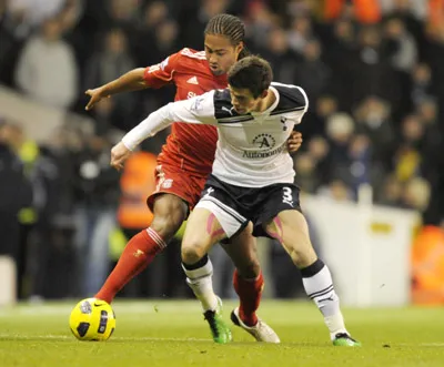Gareth Bale (áo trắng - Tottenham) khống chế bóng trước Glen Johnson của Liverpool. Ảnh: AFP.