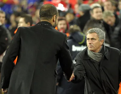 HLV Jose Mourinho (phải) bắt tay HLV Josep Guardiola sau trận đấu.