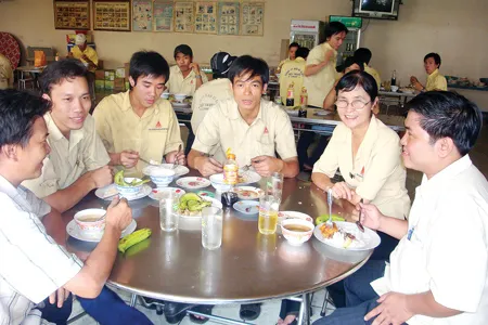 Bữa ăn ngon mang đến rất nhiều niềm vui cho công nhân Bữa ăn ngon mang đến rất nhiều niềm vui cho công nhân