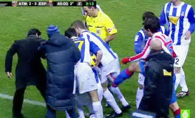 Aguero và tuyệt chiêu... đá đít