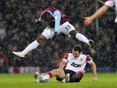 West Ham's Nigerian striker Victor Obinna (L) vies with Manchester United's Irish defender John O'Shea (R) during their quarter final League Cup football match at Upton Park, London. AFP West Ham's Nigerian striker Victor Obinna (L) vies with Manchester United's Irish defender John O'Shea (R) during their quarter final League Cup football match at Upton Park, London. AFP