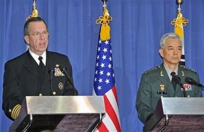 U.S. Admiral Mike Mullen (L), chairman of the Joint Chiefs of Staff, and his South Korean counterpart General Han Min-koo, attend a joint news conference at the defence ministry in Seoul December 8, 2010. U.S. Admiral Mike Mullen (L), chairman of the Joint Chiefs of Staff, and his South Korean counterpart General Han Min-koo, attend a joint news conference at the defence ministry in Seoul December 8, 2010.
