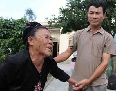 The grandmother of sailor Nguyen Tuong wailed in mourning after receiving the bad news of her grandson (Photo: SGGP) The grandmother of sailor Nguyen Tuong wailed in mourning after receiving the bad news of her grandson (Photo: SGGP)