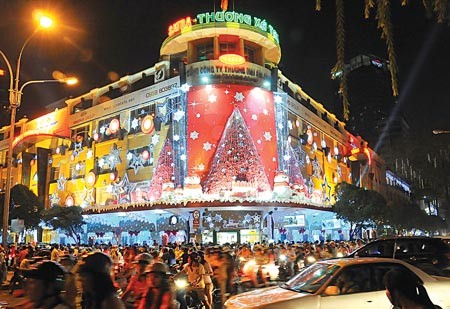 Luminous decorations welcome the festive season in Ho Chi Minh City Centre. (Photo:SGGP) Luminous decorations welcome the festive season in Ho Chi Minh City Centre. (Photo:SGGP)
