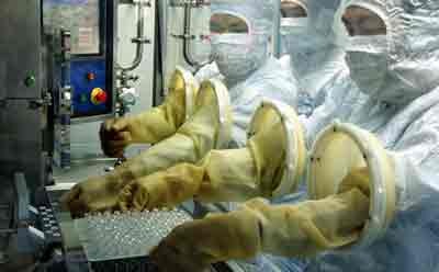 Workers are making hepatitis B at Nanogen Company's factory (Photo: Tuoi tre) Workers are making hepatitis B at Nanogen Company's factory (Photo: Tuoi tre)