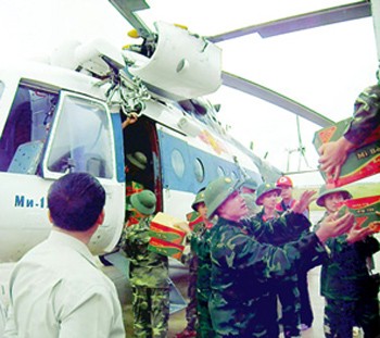 Soldiers unload relief goods to residents in the central province of Quang Binh, one of the worst hit places by natural disaster in 2010 (Photo: SGGP) Soldiers unload relief goods to residents in the central province of Quang Binh, one of the worst hit places by natural disaster in 2010 (Photo: SGGP)