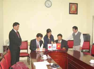 Representatives of JICA and MOH sign off on a project to support heath care for mothers and children on December 27 in Hanoi( Photo: Courtesy of JICA) Representatives of JICA and MOH sign off on a project to support heath care for mothers and children on December 27 in Hanoi( Photo: Courtesy of JICA)