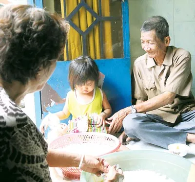 30 năm thầm lặng vớt rác trên dòng kênh đen ảnh 4 30 năm thầm lặng vớt rác trên dòng kênh đen ảnh 4