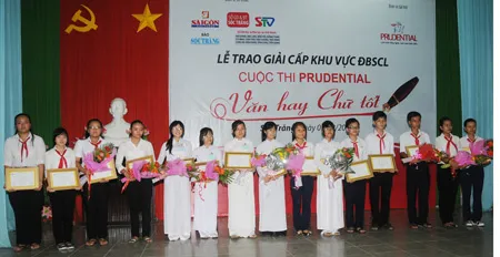 15 học sinh đoạt giải cao cuộc thi "Prudential - Văn hay chữ tốt" khu vực đồng bằng sông Cửu Long năm 2010. Ảnh: Mai Hải 15 học sinh đoạt giải cao cuộc thi "Prudential - Văn hay chữ tốt" khu vực đồng bằng sông Cửu Long năm 2010. Ảnh: Mai Hải