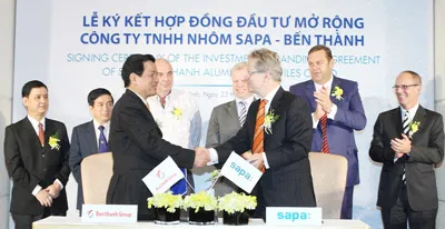 Ông Nguyễn Quang Tiên (bên trái) Tổng giám đốc Ben Thanh Group và lãnh đạo tập đoàn SAPA Ông Nguyễn Quang Tiên (bên trái) Tổng giám đốc Ben Thanh Group và lãnh đạo tập đoàn SAPA