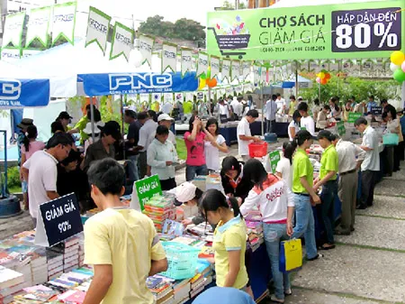 Từ đưa sách trực tiếp đến bạn đọc, Công ty VH Phương Nam (PNC) đang mở rộng bán sách qua mô hình trực tuyến. Từ đưa sách trực tiếp đến bạn đọc, Công ty VH Phương Nam (PNC) đang mở rộng bán sách qua mô hình trực tuyến.
