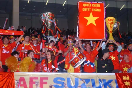 Khán đài SVĐ Mỹ Đình vỡ òa hạnh phúc sau bàn thắng của Vũ Phong. Ảnh: NGUYỄN NHÂN