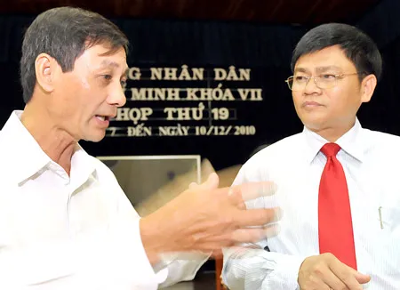 Đại biểu Đặng Văn Khoa tranh luận cùng Giám đốc Sở Kế hoạch - Đầu tư Thái Văn Rê ngoài giờ họp. Ảnh: VIỆT DŨNG Đại biểu Đặng Văn Khoa tranh luận cùng Giám đốc Sở Kế hoạch - Đầu tư Thái Văn Rê ngoài giờ họp. Ảnh: VIỆT DŨNG