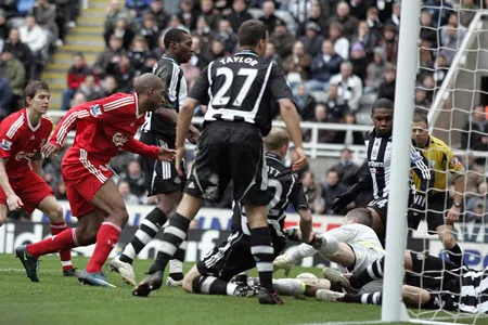 Trận Premier League ngày 28-12-2008: Một vụ hỗn loạn trước cầu môn Newcastle, và Liverpool ghi bàn thắng thứ 3 trước khi thắng chung cuộc 5-1. Trận Premier League ngày 28-12-2008: Một vụ hỗn loạn trước cầu môn Newcastle, và Liverpool ghi bàn thắng thứ 3 trước khi thắng chung cuộc 5-1.