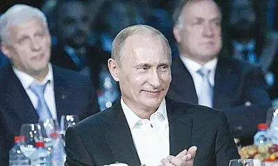 Thủ tướng Nga chơi piano