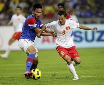 Bán kết lượt đi AFF Suzuki Cup 2010: Thua Malaysia 0 - 2, tuyển Việt Nam gặp khó