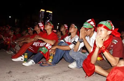 Và ánh mắt khắc khoải, lẫn nguyện cầu của họ khi đội nhà thua bàn đầu tiên. Ảnh: DŨNG PHƯƠNG