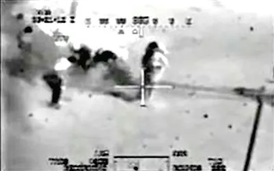 Hình ảnh được chụp lại từ đoạn video do Bradley Manning cung cấp. Hình ảnh được chụp lại từ đoạn video do Bradley Manning cung cấp.