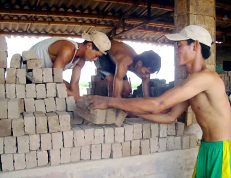 Lao động làm việc ở các lò gạch thủ công không được trang bị đồ bảo hộ và không có hợp đồng lao động. Lao động làm việc ở các lò gạch thủ công không được trang bị đồ bảo hộ và không có hợp đồng lao động.