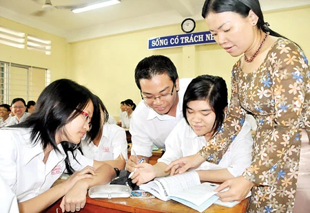 Cô Dương Thu Trang - giáo viên Trường THPT Mạc Đĩnh Chi Q6 hướng dẫn học sinh lớp 12 ôn thi môn Văn. Ảnh: Mai Hải Cô Dương Thu Trang - giáo viên Trường THPT Mạc Đĩnh Chi Q6 hướng dẫn học sinh lớp 12 ôn thi môn Văn. Ảnh: Mai Hải