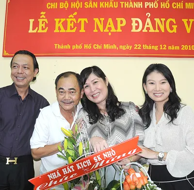 NSƯT Hồng Vân được kết nạp Đảng