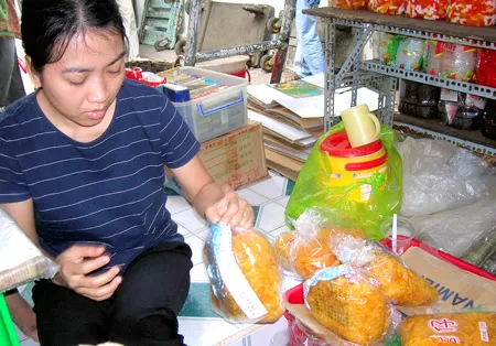 Nhiều loại trái cây sấy khô, mứt có xuất xứ Trung Quốc bán tràn lan tại chợ Bình Tây, TPHCM. Ảnh: Tg.Lâm Nhiều loại trái cây sấy khô, mứt có xuất xứ Trung Quốc bán tràn lan tại chợ Bình Tây, TPHCM. Ảnh: Tg.Lâm