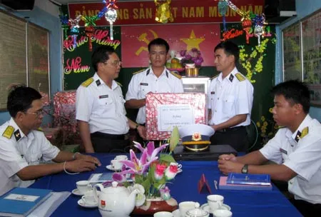 Đoàn công tác vùng D Hải quân tặng hàng Tết cho chiến sỹ làm nhiệm vụ tại đảo Đá Lát. Đoàn công tác vùng D Hải quân tặng hàng Tết cho chiến sỹ làm nhiệm vụ tại đảo Đá Lát.