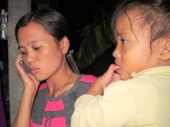 Lan, the wife of crewman Tran Dinh Khanh in Ky Anh District in Ha Tinh Province, answer her husband's phone call from New Zealand. (Photo: Tuoi Tre) Lan, the wife of crewman Tran Dinh Khanh in Ky Anh District in Ha Tinh Province, answer her husband's phone call from New Zealand. (Photo: Tuoi Tre)