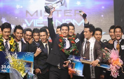 Le Khoi Nguyen, 20, from Mekong Delta province of Dong Thap, (center) was crowned Mister Vietnam 2010. (Photo:SGGP) Le Khoi Nguyen, 20, from Mekong Delta province of Dong Thap, (center) was crowned Mister Vietnam 2010. (Photo:SGGP)