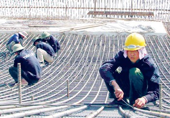 Workers prepare to pour the final concrete into the main dam at Song Tranh Hydropower Plant, in the central province of Quang Nam (Photo: SGGP) Workers prepare to pour the final concrete into the main dam at Song Tranh Hydropower Plant, in the central province of Quang Nam (Photo: SGGP)