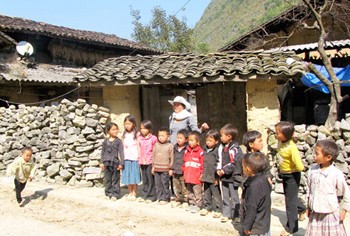 Children playing a popular game, in the ancient village of Pho Cao. This village is over 100 year old and it is located in Dong Van District, Ha Giang Province (Photo: My Hanh) Children playing a popular game, in the ancient village of Pho Cao. This village is over 100 year old and it is located in Dong Van District, Ha Giang Province (Photo: My Hanh)