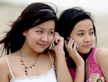 More and more people use mobile phones in Vietnam. the number of mobile subscribers reach 77.2 million, an increase of 29.9 per cent More and more people use mobile phones in Vietnam. the number of mobile subscribers reach 77.2 million, an increase of 29.9 per cent
