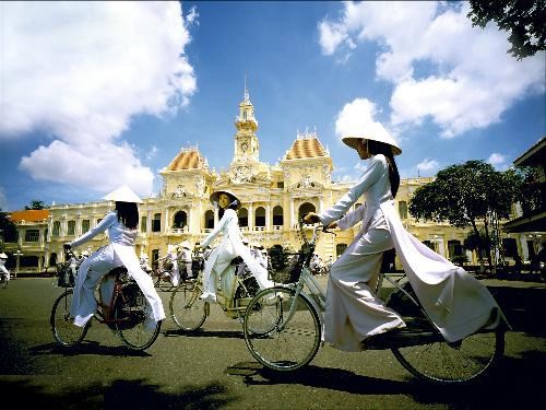 Vietnamese lasses in traditional Ao Dai Vietnamese lasses in traditional Ao Dai