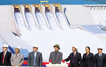 Prime Minster Nguyen Tan Dung (in the middle of the picture) is at the groundbreaking ceremony of Vietnam’s third largest hydropower plant, in the northwestern province of Lai Chau, on January 5 Prime Minster Nguyen Tan Dung (in the middle of the picture) is at the groundbreaking ceremony of Vietnam’s third largest hydropower plant, in the northwestern province of Lai Chau, on January 5