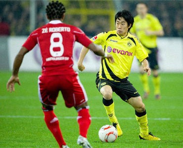 (File) Kagawa (R) plays in Germany (File) Kagawa (R) plays in Germany
