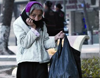 Hanoi suffers from the cold weather at only 10 degree Celsius on December 6 (Photo: Thanh Nien) Hanoi suffers from the cold weather at only 10 degree Celsius on December 6 (Photo: Thanh Nien)