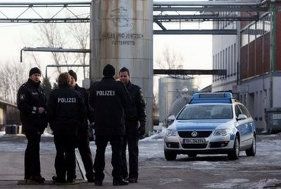 Policemen stand on the grounds of the Harles & Jentzsch GmbH animal feed facility in Uetersen near Pinneberg, northwestern Germany on January 5. Policemen stand on the grounds of the Harles & Jentzsch GmbH animal feed facility in Uetersen near Pinneberg, northwestern Germany on January 5.