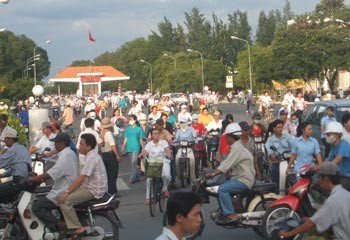 Overcrowded streets in front of the Industrial Park Tan Thuan when workers finish their work time. District 7's population steadily increases