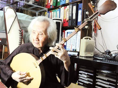 Nguyen Vinh Bao, a master musician , who can play different don ca tai tu instruments Nguyen Vinh Bao, a master musician , who can play different don ca tai tu instruments