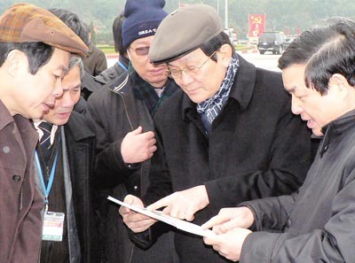 Comrade Truong Tan Sang ( second, L ) examines the preparatory work of 11th Party Congress in My Dinh international convention centre