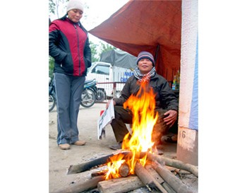Hanoians near the To Lich river trying to keep warm by lighting a fire (Photo: Van Phuc) Hanoians near the To Lich river trying to keep warm by lighting a fire (Photo: Van Phuc)