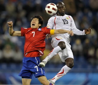 Bahrain's midfielder Abdullah Omar (R) challenges South Korea's midfielder Park Ji-Sung during their 2011 Asian Cup match at Al-Gharafa Stadium in the Qatari capital Doha on January 10, 2011. AFP Bahrain's midfielder Abdullah Omar (R) challenges South Korea's midfielder Park Ji-Sung during their 2011 Asian Cup match at Al-Gharafa Stadium in the Qatari capital Doha on January 10, 2011. AFP