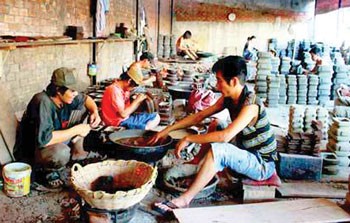 Workers are casting incensories in Thong Tay Hoi handicraft village in Go Vap District. (Photo: SGGP) Workers are casting incensories in Thong Tay Hoi handicraft village in Go Vap District. (Photo: SGGP)